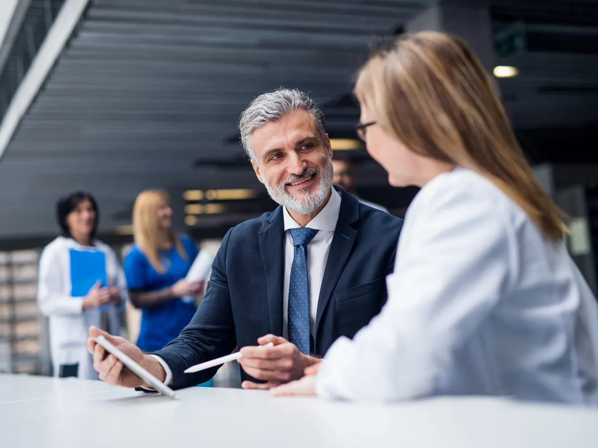 Consultores revisando un expediente en una reunión de trabajo